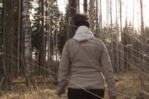 Nainen on metsässä kävelyllä