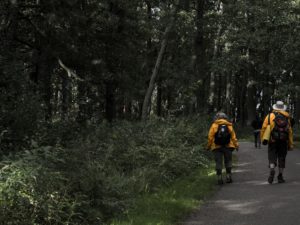 Kaksi ihmistä kävelee