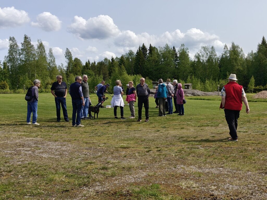 Ihmisiä pelaamassa golfia.