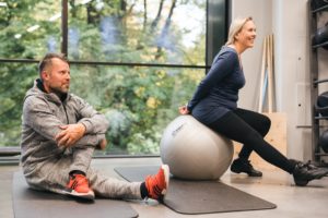 kaksi ihmistä kuntosalilla