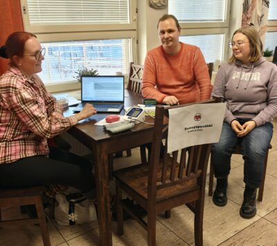 Sairaanhoidon opiskelijat Terveyspisteellä