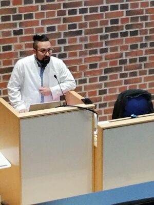 Silmälääkäri Jussi Paterno luennoimassa 23.4