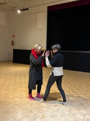 Äiti Arja ja tytär Pauliina peilikuvaharjoitteen äärellä.