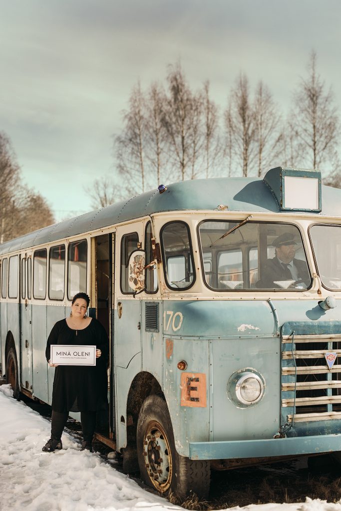 Nainen ja vanha linja-auto