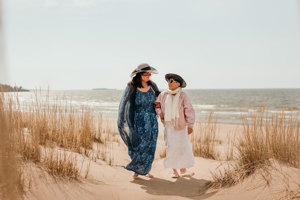Kaksi naista rannalla