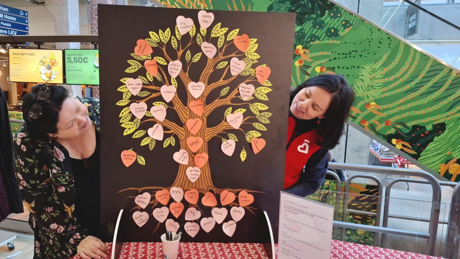 Satakunnan Sydänpiiri ry:n työntekijöitä voimavarapuun äärellä